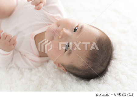 赤ちゃん 上半身 笑顔 64081712