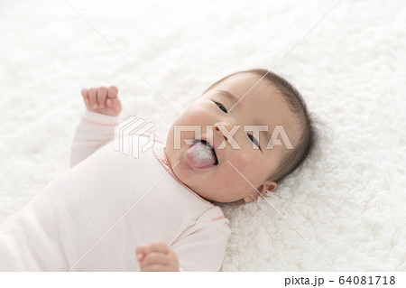 赤ちゃん 上半身 笑顔 赤ちゃん 上半身 笑顔 64081718