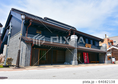 山町筋 高岡御車山会館 土蔵造りの街並み 山町筋 高岡御車山会館 土蔵造りの街並み 64082138