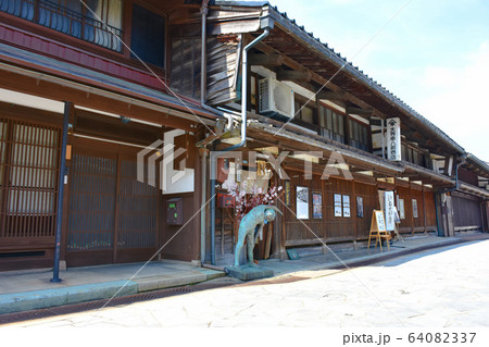 金屋町　千本格子の家並み　高岡市 64082337