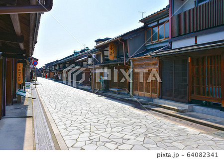 金屋町　千本格子の家並み　高岡市 64082341