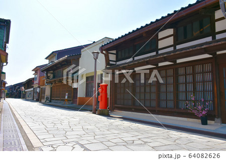 金屋町　格子の家並み　高岡市 64082626