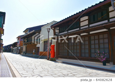 金屋町　格子の家並み　高岡市 64082628