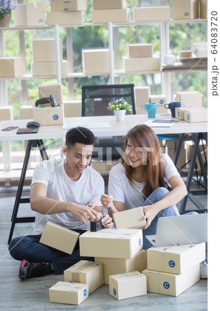 Couple sealing box to deliver product to Couple sealing box to deliver product to 64083720