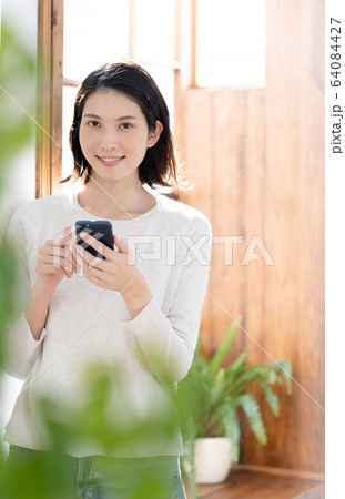 女性 スマホ 女性 スマホ 64084427