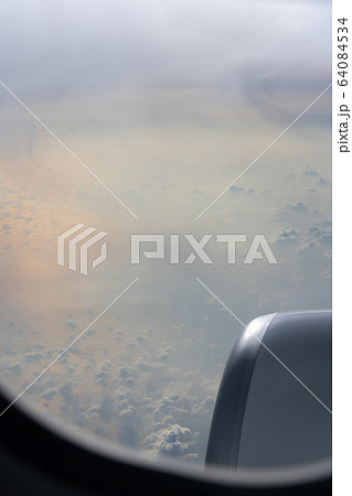 飛行機の窓 64084534