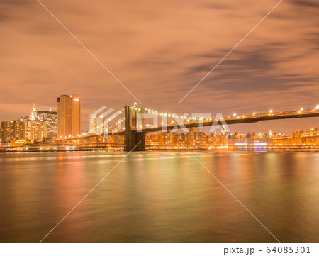 Night view of Manhattan and Brooklyn bridge 64085301