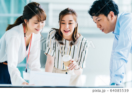 ビジネス　カジュアル 64085539