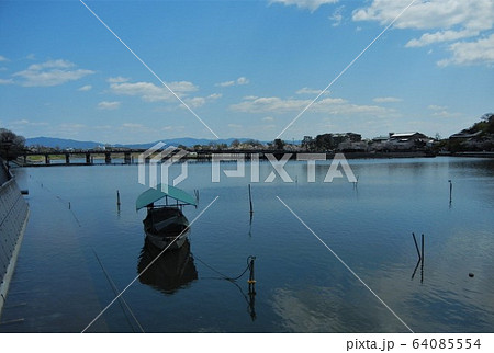 桜の季節の京都嵐山の渡月橋と大堰川 64085554
