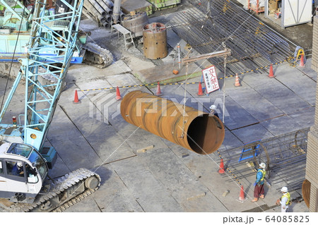 建築現場 基礎工事 ガイドパイプと鉄筋連結作業 建築現場 基礎工事 ガイドパイプと鉄筋連結作業 64085825