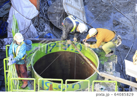 建築現場　基礎工事　ガイドパイプと鉄筋連結作業 64085829