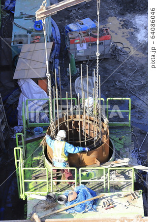 建築現場 基礎工事 ガイドパイプと鉄筋連結作業 建築現場 基礎工事 ガイドパイプと鉄筋連結作業 64086046