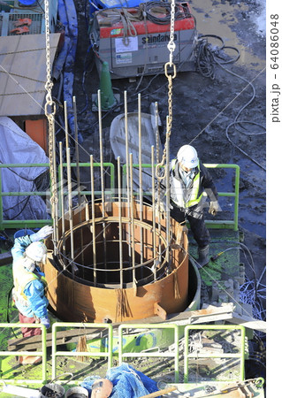 建築現場 基礎工事 ガイドパイプと鉄筋連結作業 建築現場 基礎工事 ガイドパイプと鉄筋連結作業 64086048