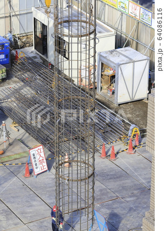 建築現場 基礎工事 ガイドパイプと鉄筋連結作業 建築現場 基礎工事 ガイドパイプと鉄筋連結作業 64086116