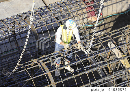 建築現場 基礎工事 玉掛け職人 建築現場 基礎工事 玉掛け職人 64086375