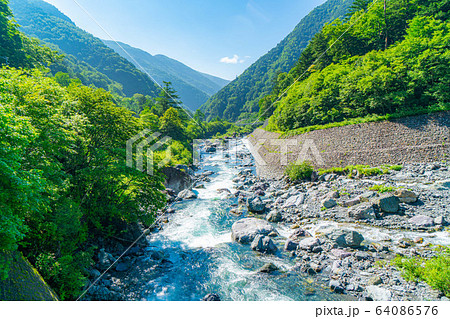 新緑の登山風景 北岳 【山梨県】 新緑の登山風景 北岳 【山梨県】 64086576