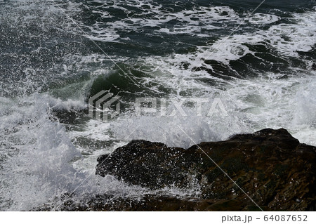 波紋　波打ち際 64087652