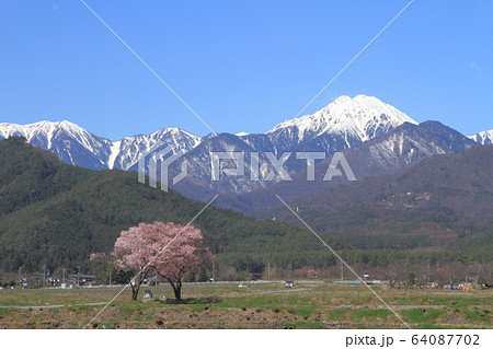 春の安曇野　常念岳山麓 64087702