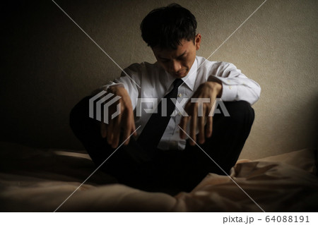 悲しみに暮れる男性 64088191