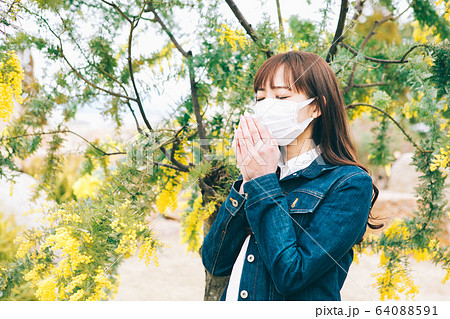 マスクをする女性 64088591
