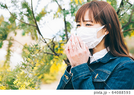 マスクをする女性 64088593