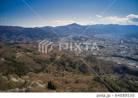 美の山公園から見る秩父市と武甲山や外秩父の雄大な山並み　埼玉県皆野町・秩父市（ドローンによる空撮） 64089530