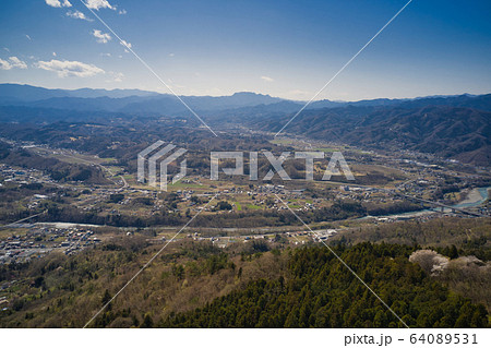 美の山公園から見る秩父市と両神山や外秩父の雄大な山並み 埼玉県皆野町・秩父市(ドローンによる空撮) 美の山公園から見る秩父市と両神山や外秩父の雄大な山並み 埼玉県皆野町・秩父市(ドローンによる空撮) 64089531