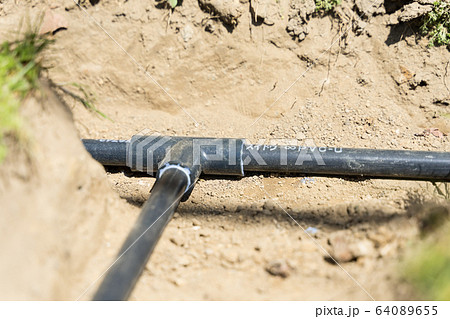 地面 庭 に埋設する水道管 配管工事の写真素材