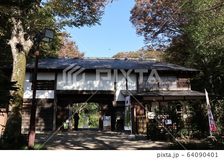 お鷹の道に建つ旧本多家住宅長屋門 お鷹の道に建つ旧本多家住宅長屋門 64090401