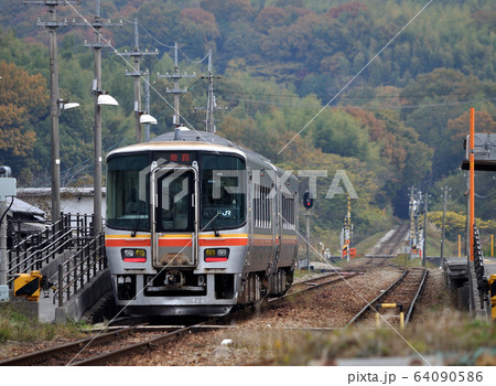 ローカル線のディーゼルカー ローカル線のディーゼルカー 64090586