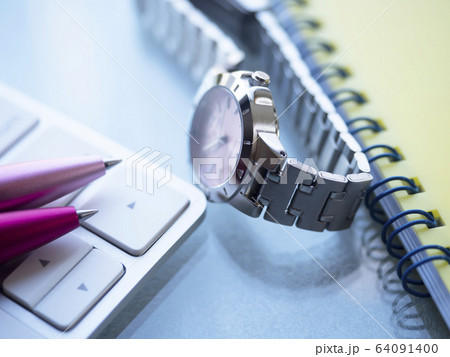 ビジネスイメージ・手帳・キーボード・時計・女性 64091400