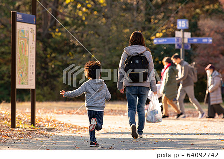 親子　置いてきぼり　児童 64092742