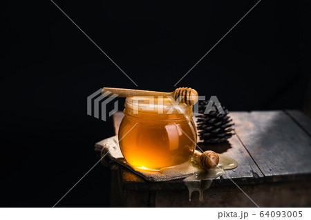 Honey in a glass jar,Scoop the honey in a glass Honey in a glass jar,Scoop the honey in a glass 64093005