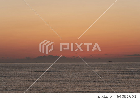 日の出の朝焼けの海岸 64095601