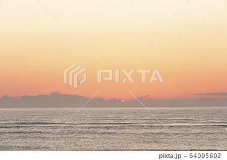 日の出の朝焼けの海岸 日の出の朝焼けの海岸 64095602