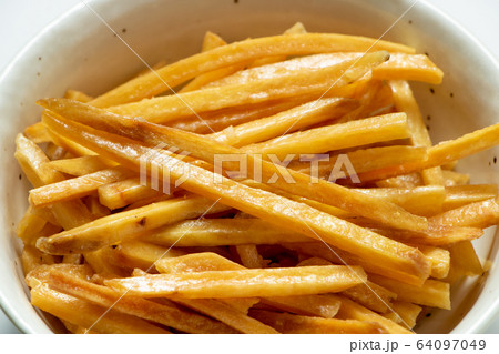 芋けんぴ(高知県の名物として知られるお菓子)のアップ。 芋けんぴ(高知県の名物として知られるお菓子)のアップ。 64097049