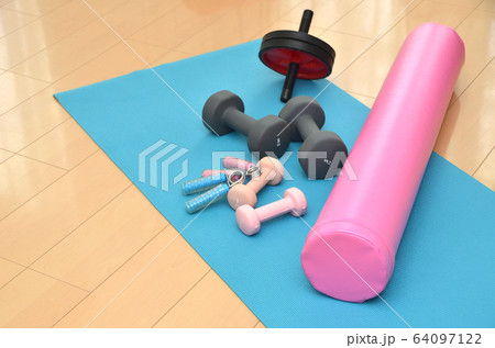 リビングでストレッチイメージ・筋トレ道具・運動・グッズ リビングでストレッチイメージ・筋トレ道具・運動・グッズ 64097122