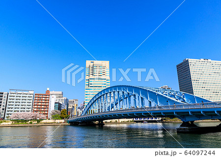 東京・隅田川・永代橋と桜 64097244