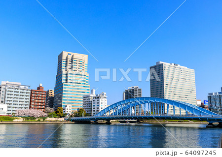 東京・隅田川・永代橋と桜 64097245