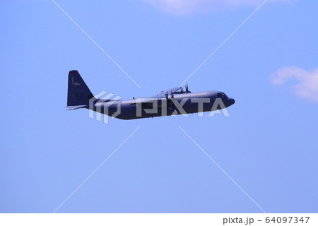 青空を飛行する輸送機 64097347