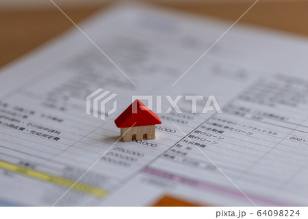 新築の資金計画の書類とミニチュアの家 新築の資金計画の書類とミニチュアの家 64098224