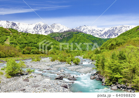 北アルプスと白馬三山、長野県北安曇郡白馬村白馬大橋にて 北アルプスと白馬三山、長野県北安曇郡白馬村白馬大橋にて 64098820