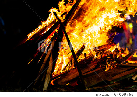 Bonfire that burns on a dark background, wood 64099766