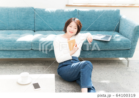 ソファー　女性　ライフスタイル 64100319