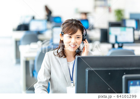 インカムで話をする若い女性オペレーター 64101299