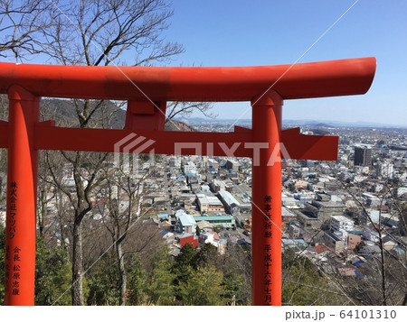 町と赤い鳥居 64101310