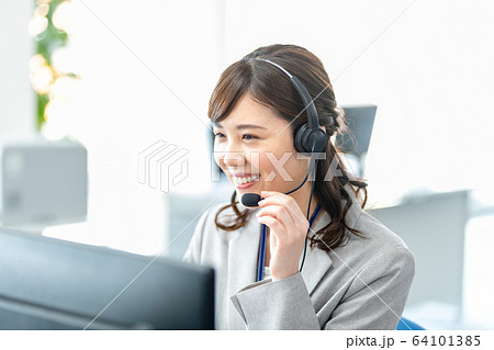 インカムで話をする若い女性オペレーター 64101385
