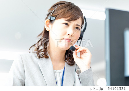 クレームを聞く若い女性オペレーター クレームを聞く若い女性オペレーター 64101521