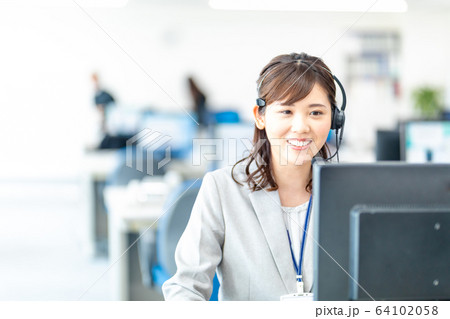 インカムで話をする若い女性オペレーター インカムで話をする若い女性オペレーター 64102058