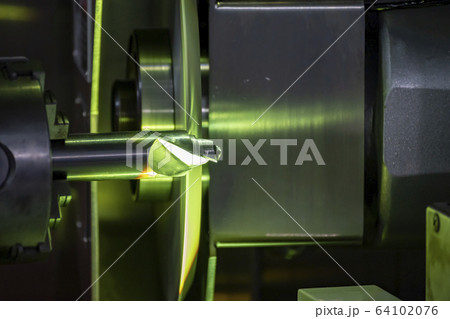 The operation of cutting tool making machine. The operation of cutting tool making machine. 64102076